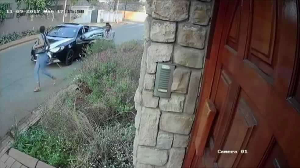 Ladrões levaram apenas a sacola com o almoço da estudante (Foto: Reprodução)